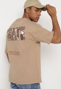 Born2be - Ciemnobeżowa Bawełniana Koszulka T-shirt z Ozdobnym Nadrukiem Sanestia. Okazja: na co dzień. Kolor: beżowy. Materiał: bawełna. Wzór: nadruk. Styl: klasyczny, casual, elegancki