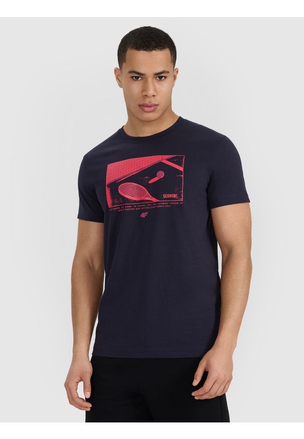4f - 4F T-shirt regular z nadrukiem męski - granatowy S. Okazja: na co dzień. Kolor: niebieski. Materiał: bawełna, materiał, jersey. Długość rękawa: krótki rękaw. Długość: krótkie. Wzór: nadruk. Styl: klasyczny, sportowy, casual