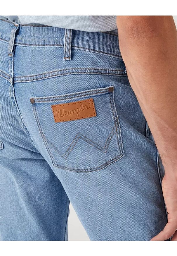 Wrangler - WRANGLER LARSTON MĘSKIE SPODNIE JEANSOWE JEANSY THE GRINGO W18S84Z95 112330753. Okazja: na co dzień, do pracy. Długość: krótkie. Sezon: lato. Styl: klasyczny, elegancki, casual
