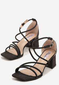 Born2be - Czarne Sandały na Słupku Zdobione Brokatem Dolessa. Okazja: na co dzień, na imprezę, na randkę. Kolor: czarny. Materiał: jeans. Wzór: aplikacja. Sezon: lato. Obcas: na słupku. Styl: elegancki, casual. Wysokość obcasa: średni