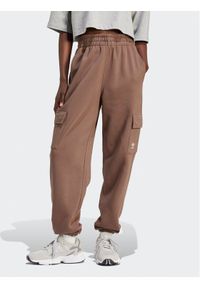 Adidas - adidas Spodnie dresowe Essentials IR5909 Brązowy Loose Fit. Kolor: brązowy. Materiał: bawełna