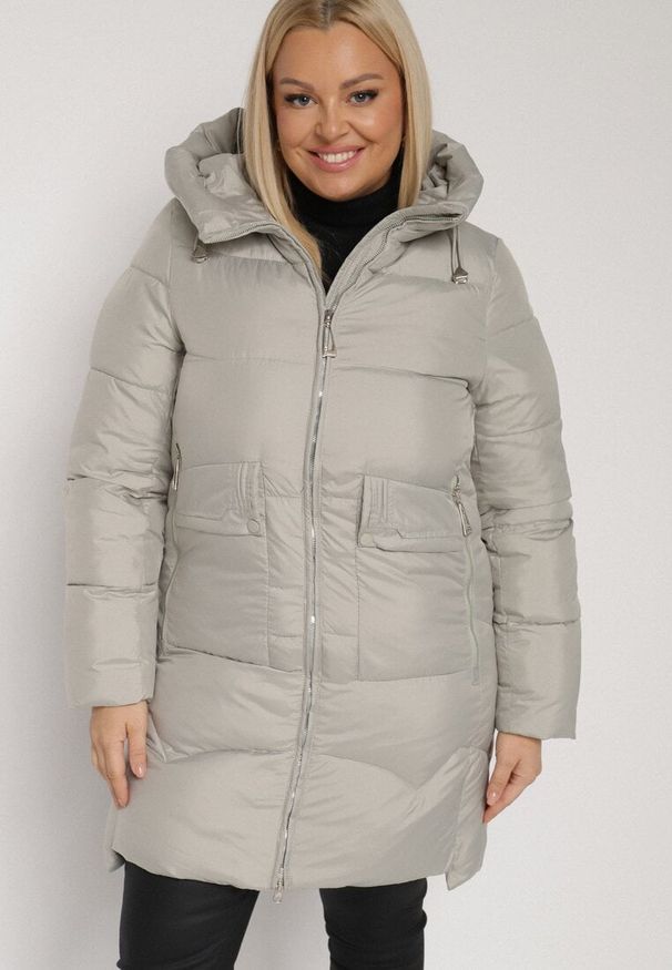 Born2be - Jasnozielona Długa Pikowana Kurtka z Nieodpinanym Kapturem Mevessia. Okazja: na co dzień. Kolor: zielony. Materiał: jeans. Długość: długie. Styl: klasyczny, casual, elegancki