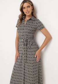 Born2be - Czarna Sukienka Taliowana o Koszulowym Kroju Zapinana na Guziki o Geometrycznym Wzorze Parra. Kolor: czarny. Długość rękawa: krótki rękaw. Wzór: geometria. Typ sukienki: koszulowe. Styl: elegancki, klasyczny #5