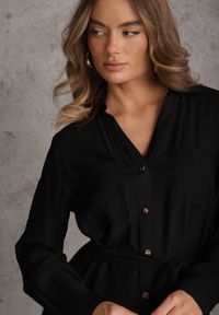 Renee - Czarna Sukienka z Wiskozą o Koszulowym Kroju z Wiązanym Paskiem Rissanni. Kolor: czarny. Materiał: wiskoza. Typ sukienki: koszulowe. Styl: elegancki, klasyczny #3