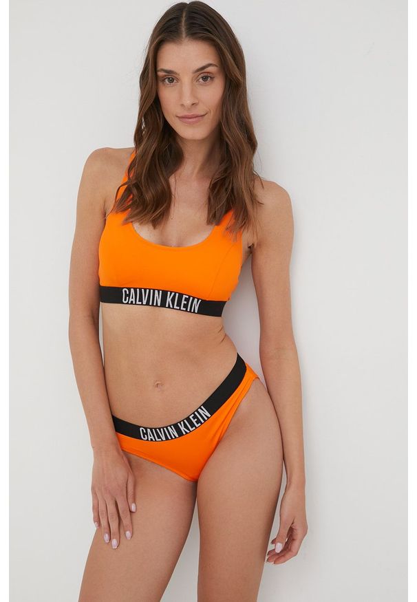 Calvin Klein biustonosz kąpielowy kolor pomarańczowy lekko usztywniona miseczka. Kolor: pomarańczowy. Materiał: materiał, dzianina