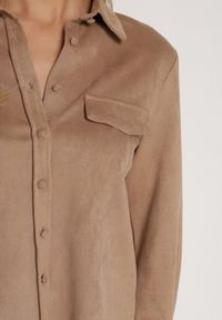 Born2be - Beżowa Koszula z Imitacji Zamszu Ozdobiona Klapami Retarna. Okazja: na co dzień. Typ kołnierza: kołnierzyk klasyczny. Kolor: beżowy. Materiał: zamsz. Wzór: aplikacja. Styl: klasyczny, casual, elegancki #5