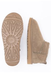 Ugg - Buty zimowe damskie brązowe UGG W Classic Ultra Mini. Okazja: na plażę. Kolor: brązowy. Materiał: materiał. Sezon: zima. Styl: młodzieżowy