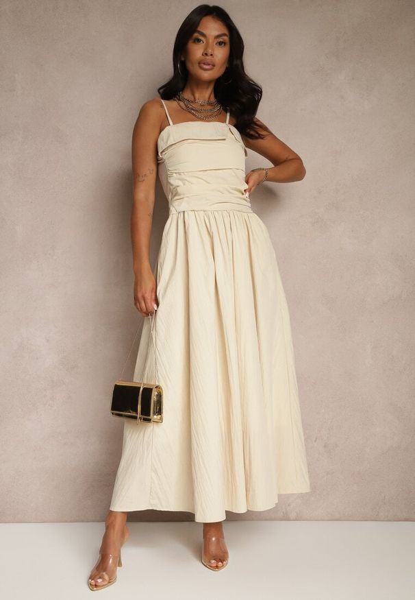 Renee - Beżowa Sukienka z Wiskozy z Bawełną Ozdobiona Zakładką Atellana. Kolor: beżowy. Materiał: bawełna, wiskoza. Długość rękawa: na ramiączkach. Wzór: aplikacja. Styl: klasyczny