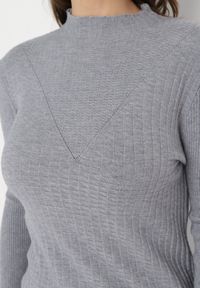 Born2be - Szary Prążkowany Sweter z Ozdobnym Tłoczeniem Sernara. Kolor: szary. Materiał: prążkowany. Długość rękawa: długi rękaw. Długość: długie. Styl: elegancki #3
