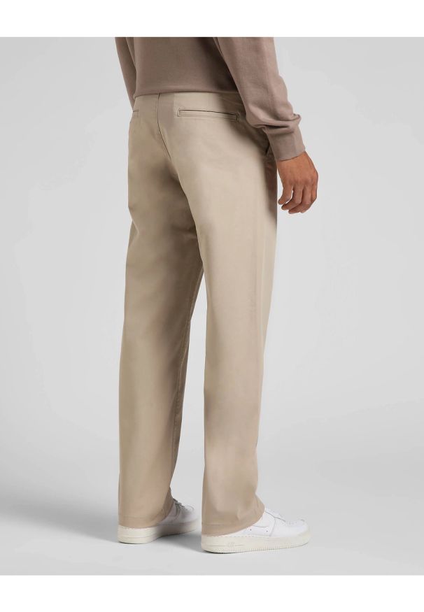 Lee - LEE MĘSKIE SPODNIE MATERIAŁOWE LEE RELAXED CHINO STONE L70XTY58 112145506. Materiał: materiał