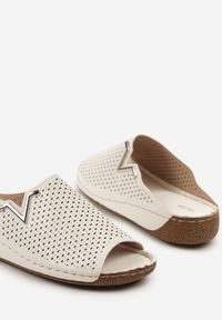 Born2be - Białe Klapki Vices z Perforowaną Cholewką Sarianae. Okazja: na co dzień. Kolor: biały. Styl: elegancki, casual