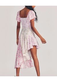 LOVE SHACK FANCY - Asymetryczna sukienka w kwiatowy wzór Irvine. Kolor: wielokolorowy, fioletowy, różowy. Materiał: jedwab, bawełna. Długość rękawa: krótki rękaw. Wzór: kwiaty. Typ sukienki: asymetryczne