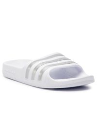 Adidas - Klapki adidas adilette Aqua K F35555 Ftwwht/Silvmt/Ftwwht. Kolor: biały