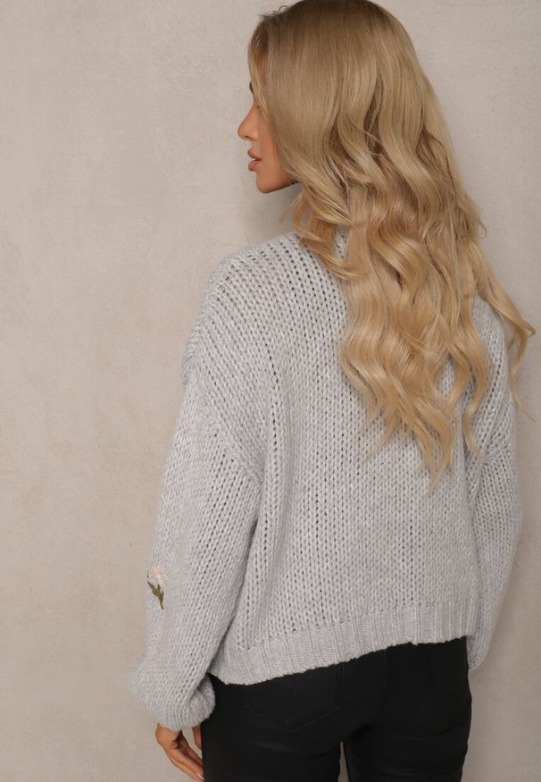 Renee - Szary Kardigan w Kwiatowe Aplikacje z Zapięciem na Elegancką Agrafkę Patista. Okazja: do pracy, na co dzień. Kolor: szary. Materiał: bawełna. Wzór: aplikacja, kwiaty. Styl: elegancki