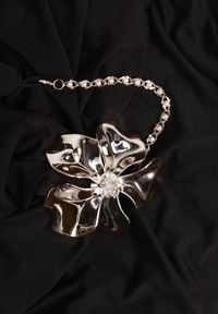 Born2be - Czarny Elegancki Top Halter Ozdobiony Łańcuszkiem i Kwiatową Broszką Idisara. Okazja: na co dzień. Typ kołnierza: dekolt halter. Kolor: czarny. Materiał: jeans. Wzór: aplikacja, kwiaty. Styl: elegancki #5