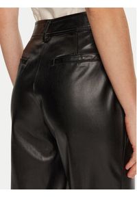 Guess Spodnie z imitacji skóry Lia W4YB18 WF8Q0 Czarny Regular Fit. Kolor: czarny. Materiał: syntetyk #4