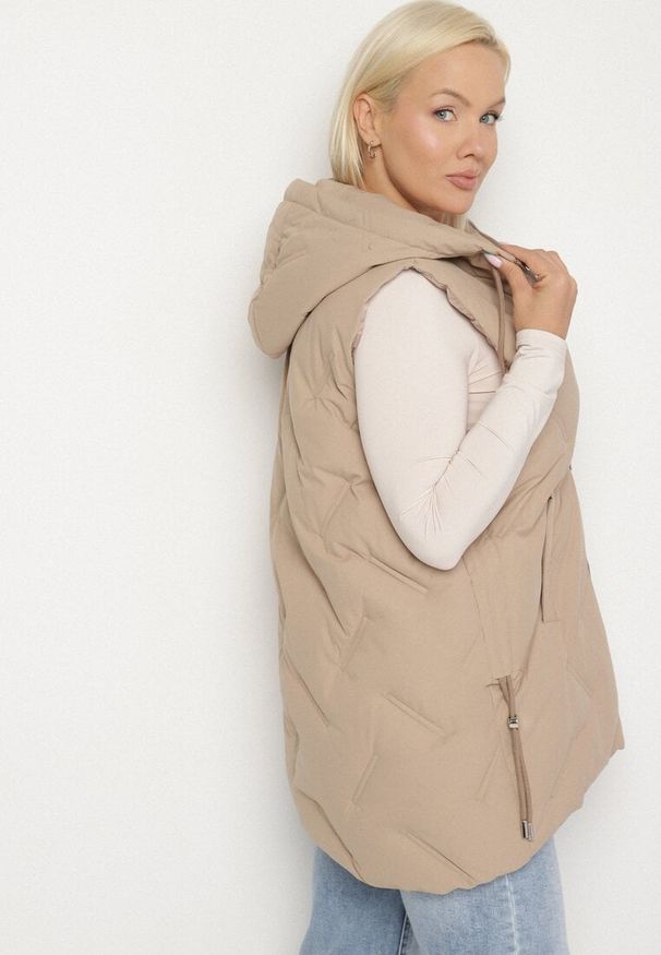 Born2be - Beżowa Przejściowa Kamizelka z Pikowanymi Przeszyciami i Kapturem Fesolira. Okazja: na co dzień. Kolekcja: plus size. Kolor: beżowy. Materiał: jeans. Styl: sportowy, casual