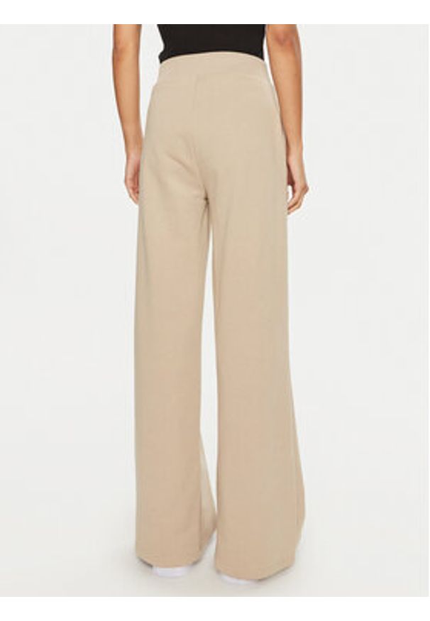 Calvin Klein Jeans Spodnie dresowe J20J222597 Beżowy Relaxed Fit. Kolor: beżowy. Materiał: bawełna