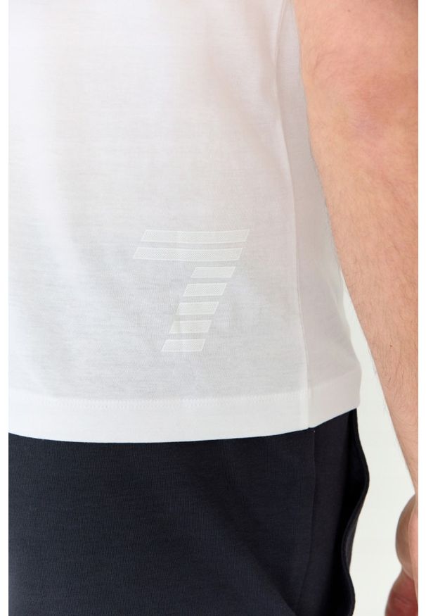 EA7 Emporio Armani - EA7 Biały męski t-shirt z naszywką z logo, Rozmiar XL. Kolor: biały. Wzór: aplikacja