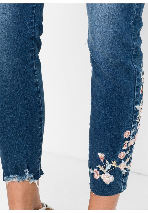 Niebieskie jeansy bonprix z haftami