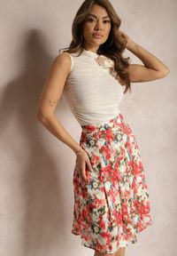 Renee - Beżowo-Czerwona Kwiecista Spódnica o Rozkloszowanym Fasonie High Waist Jastaria. Okazja: na co dzień, na spacer. Stan: podwyższony. Kolor: beżowy. Materiał: materiał. Wzór: jednolity, aplikacja. Sezon: wiosna. Styl: casual