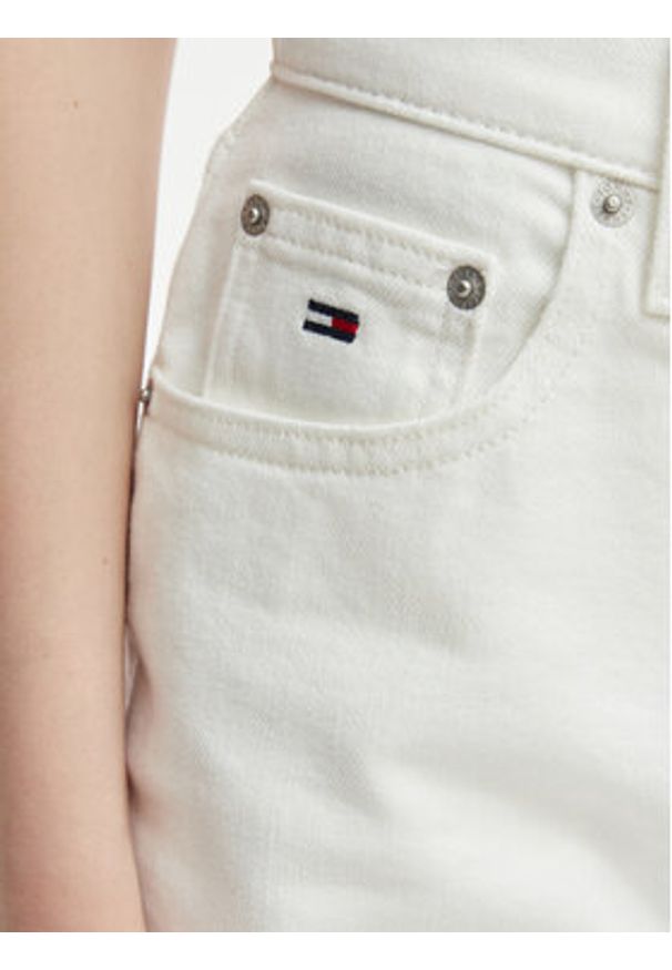 Tommy Jeans Szorty jeansowe DW0DW22695 Biały Regular Fit. Kolor: biały. Materiał: bawełna