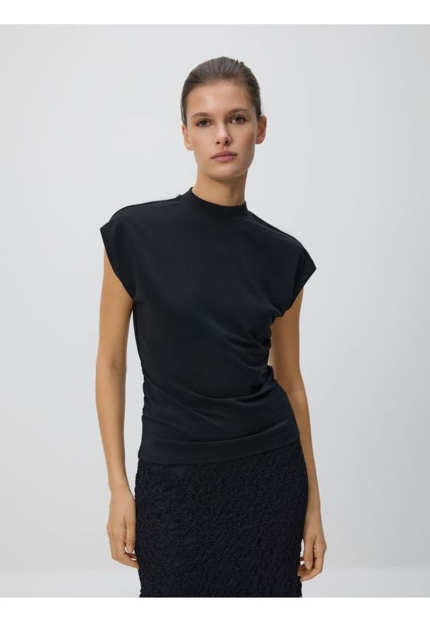 Reserved - Bluzka z marszczeniem - czarny. Kolor: czarny. Materiał: dzianina