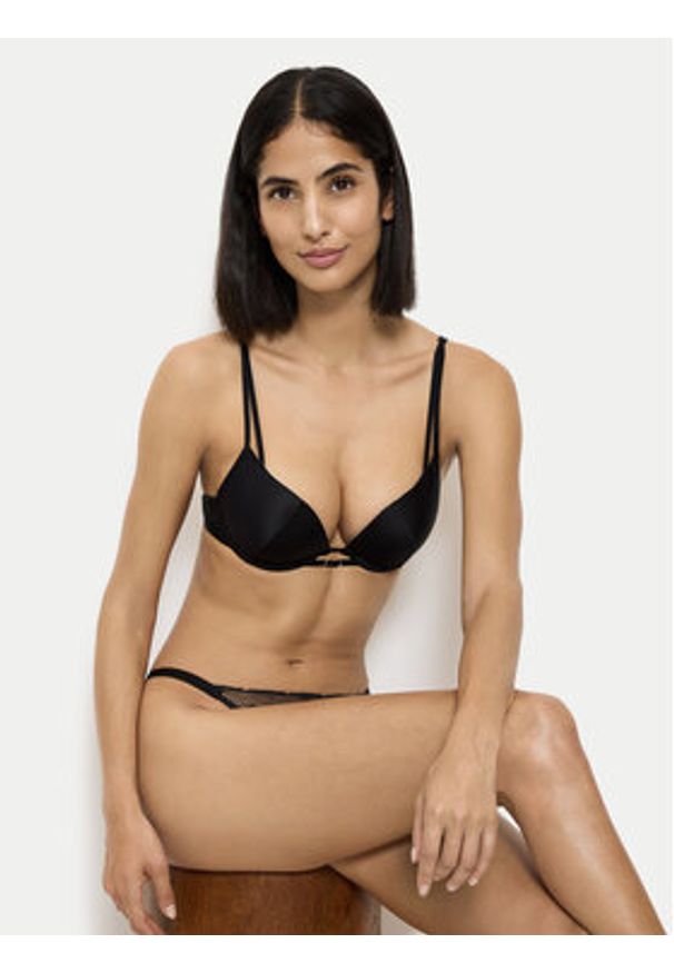 Triumph Biustonosz push-up Crazy Stupid Love 10222374 Czarny. Kolor: czarny. Materiał: syntetyk. Rodzaj stanika: push-up