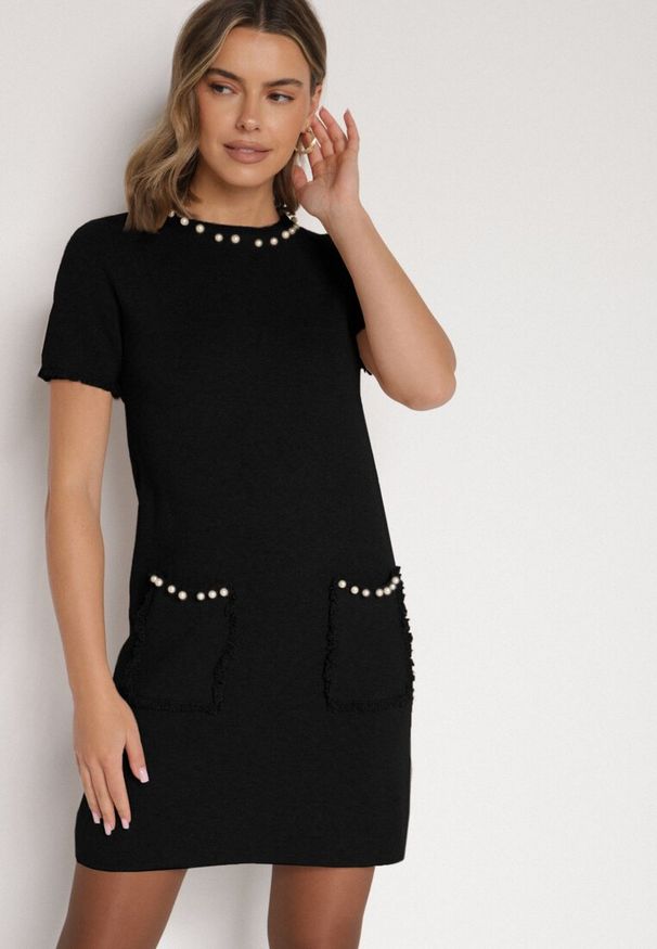 Born2be - Czarna Trapezowa Sukienka Sweterkowa Ozdobiona Perełkami Eletusa. Okazja: na co dzień. Kolor: czarny. Wzór: aplikacja. Typ sukienki: trapezowe. Styl: casual, elegancki. Długość: midi