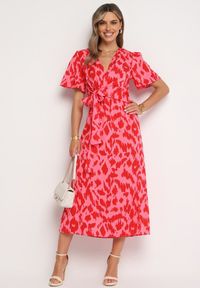 Born2be - Czerwono-Różowa Kopertowa Sukienka z Gumką w Pasie i Materiałowym Paskiem z Ozdobnymi Wycięciami Agea. Okazja: na co dzień, na randkę. Kolor: czerwony. Materiał: materiał. Długość rękawa: krótki rękaw. Typ sukienki: kopertowe. Styl: casual, elegancki #5
