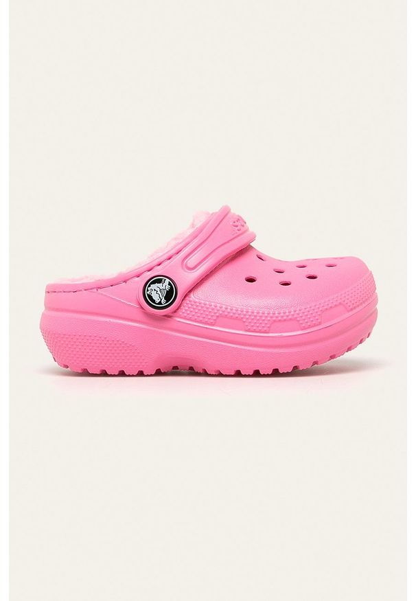 Crocs - Klapki dziecięce. Kolor: różowy. Materiał: materiał. Wzór: gładki