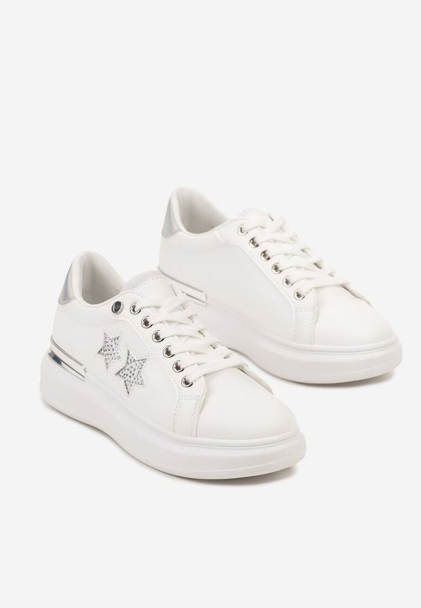 Born2be - Białe Płaskie Sneakersy z Gwiazdkami i Metalicznymi Wstawkami Jalelia. Okazja: na spotkanie biznesowe. Nosek buta: okrągły. Kolor: biały. Materiał: jeans. Wzór: aplikacja
