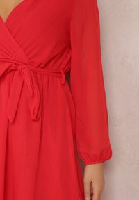 Renee - Czerwona Sukienka Iphina. Kolor: czerwony. Materiał: materiał. Długość rękawa: długi rękaw. Wzór: aplikacja. Typ sukienki: kopertowe. Styl: elegancki, wizytowy. Długość: mini #4