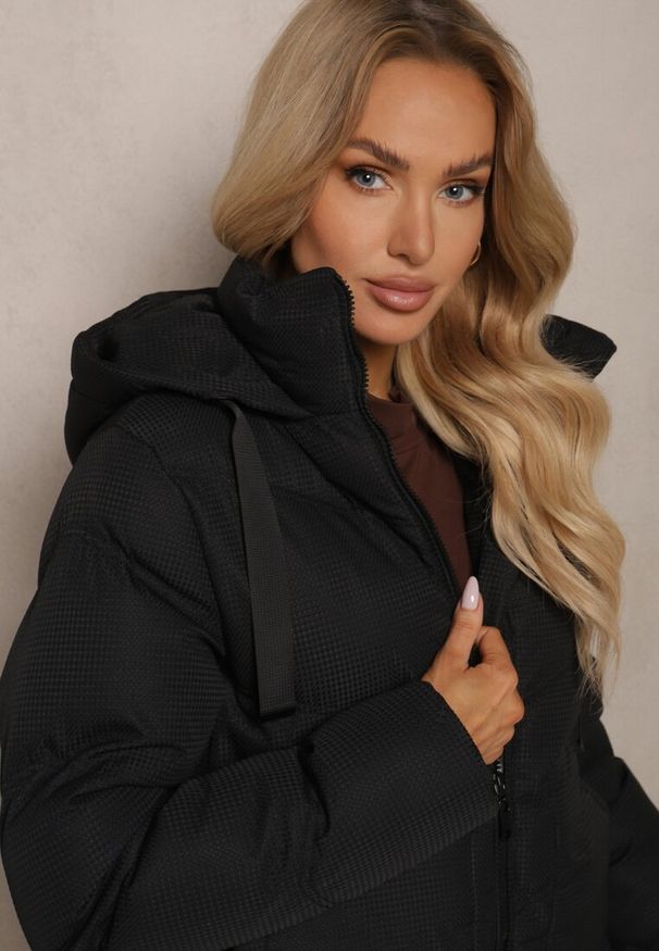 Renee - Czarna Pudełkowa Kurtka z Pikowanymi Przeszyciami Kapturem i Kieszeniami Vialaure. Okazja: na co dzień. Kolor: czarny. Materiał: jeans. Styl: casual, elegancki