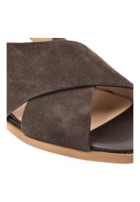 Sandały damskie S.Barski, cholewka ze skóry naturalnej zamszowej zapinane na sprzączkę, brązowe, JC61-1001. Zapięcie: sprzączka. Kolor: brązowy. Materiał: skóra, zamsz #5