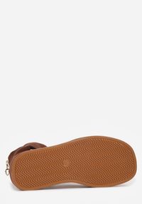 Renee - Brązowe Sandały Typu Botki Ozdobione Metaliczną Klamrą z Przodu Adrasaia. Zapięcie: klamry. Kolor: brązowy. Wzór: aplikacja. Sezon: lato #6