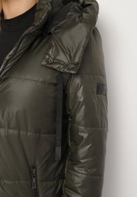 Born2be - Zielona Przejściowa Kurtka Pikowana z Kapturem i Suwakami po Bokach Fesunela. Okazja: na co dzień. Typ kołnierza: kaptur. Kolekcja: plus size. Kolor: zielony. Materiał: jeans. Sezon: jesień. Styl: klasyczny, casual #7