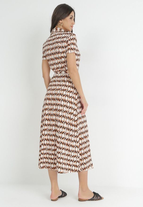 Born2be - Beżowo-Bordowa Koszulowa Sukienka Maxi z Materiałowym Paskiem Rainora. Okazja: na co dzień. Typ kołnierza: dekolt w kształcie V. Kolor: beżowy. Materiał: materiał. Długość rękawa: krótki rękaw. Typ sukienki: koszulowe. Styl: casual, elegancki, klasyczny. Długość: maxi