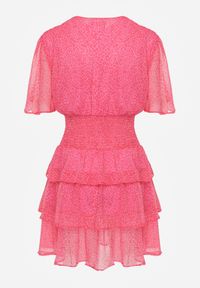 Renee - Różowa Sukienka Mini z Falbankami i Marszczeniem w Talii Kraisa. Typ kołnierza: kołnierz z falbankami. Kolor: różowy. Materiał: tkanina. Długość rękawa: krótki rękaw. Wzór: aplikacja. Sezon: wiosna, lato. Długość: mini #4