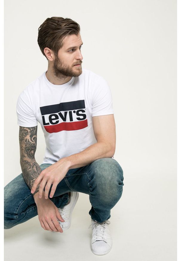Levi's® - Levi's - T-shirt. Okazja: na co dzień, na spotkanie biznesowe. Kolor: biały. Materiał: dzianina. Wzór: nadruk. Styl: biznesowy, casual