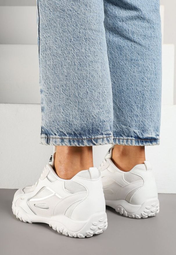 Born2be - Białe Sneakersy z Ozdobnym Tłoczeniem Pilliana. Okazja: na co dzień. Nosek buta: okrągły. Kolor: biały. Materiał: jeans. Wzór: aplikacja. Obcas: na platformie