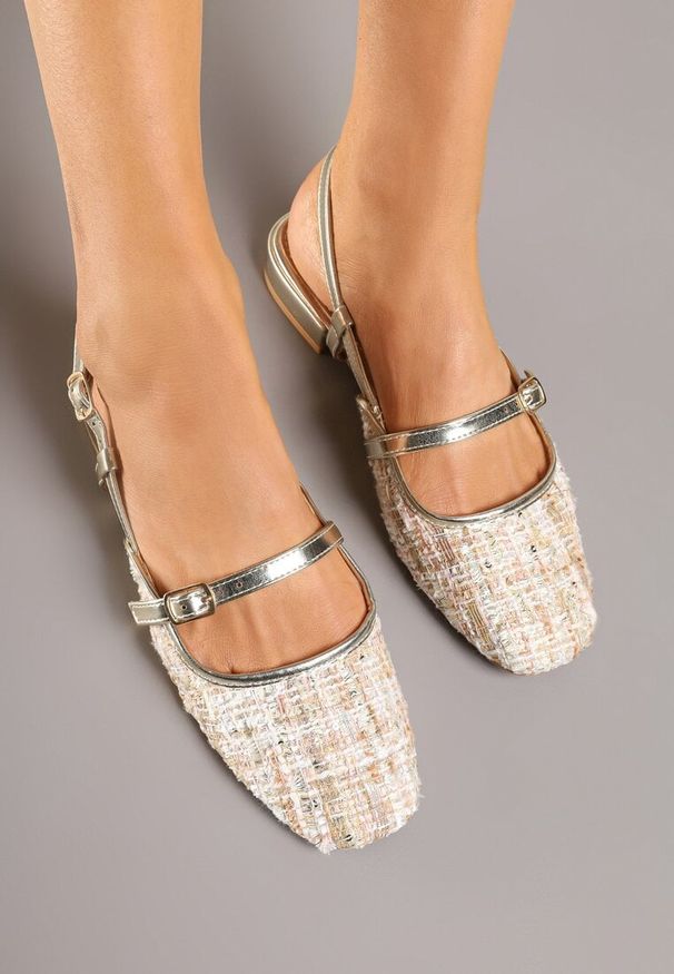 Born2be - Beżowo-Złote Sandały z Odkrytą Piętą i Tweedową Cholewką Ellissea. Okazja: na co dzień. Zapięcie: sprzączka. Kolor: beżowy. Obcas: na słupku. Styl: casual, elegancki