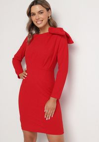 Born2be - Czerwona Dopasowana Sukienka Koktajlowa Ozdobiona Kokardą i Rozcięciem na Linnaea. Okazja: na co dzień. Typ kołnierza: kokarda. Kolor: czerwony. Wzór: aplikacja. Typ sukienki: dopasowane. Styl: wizytowy #1