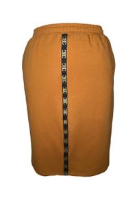 Moda Size Plus Iwanek - Pomarańczowa dresowa spódnica Bea na gumce OSTATNIE SZTUKI PLUS SIZE XXL. Kolekcja: plus size. Kolor: pomarańczowy. Materiał: dresówka. Długość: do kolan. Wzór: aplikacja. Styl: elegancki #1