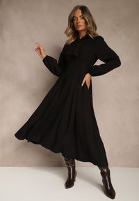 Renee - Czarna Sukienka Plisowana z Wiskozy Ozdobiona Wiązaniem Farrive. Okazja: na co dzień. Kolor: czarny. Materiał: wiskoza. Wzór: aplikacja. Styl: klasyczny, casual, elegancki