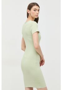 Guess sukienka kolor zielony mini dopasowana. Kolor: zielony. Materiał: materiał, dzianina, wiskoza. Długość rękawa: krótki rękaw. Typ sukienki: dopasowane. Długość: mini #5