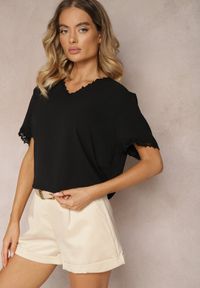 Renee - Czarna Bluzka z Wykończeniami z Koronki i Dekoltem V Mallana. Kolor: czarny. Materiał: koronka. Wzór: koronka. Styl: elegancki