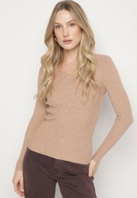 Born2be - Ciemnobeżowy Dopasowany Sweter z Prążkowanej Dzianiny z Bawełną z Dekoltem w Serek Tesma. Okazja: na co dzień. Typ kołnierza: dekolt w serek. Kolor: beżowy. Materiał: dzianina, bawełna, prążkowany. Długość rękawa: długi rękaw. Długość: długie. Styl: casual, elegancki #2