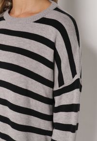 Born2be - Czarno-Szary Sweter o Kroju Oversize z Motywem Pasków Irtusa. Okazja: na co dzień. Kolor: czarny. Materiał: jeans. Styl: casual #4