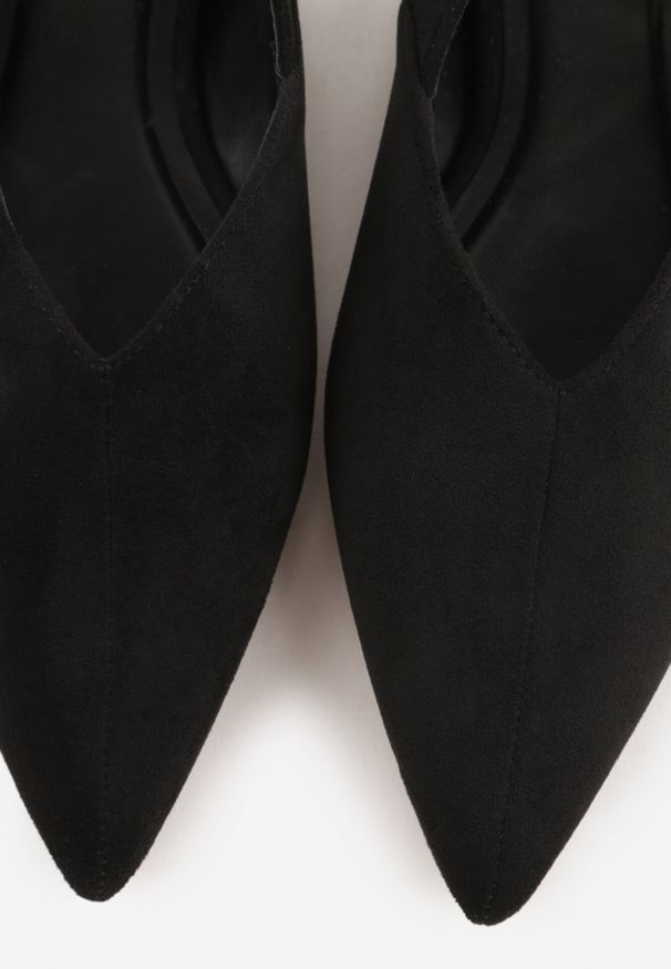 Born2be - Czarne Sandały z Ozdobnym Wycięciem i Odkrytą Piętą Naitheis. Zapięcie: klamry. Kolor: czarny. Materiał: jeans. Styl: elegancki